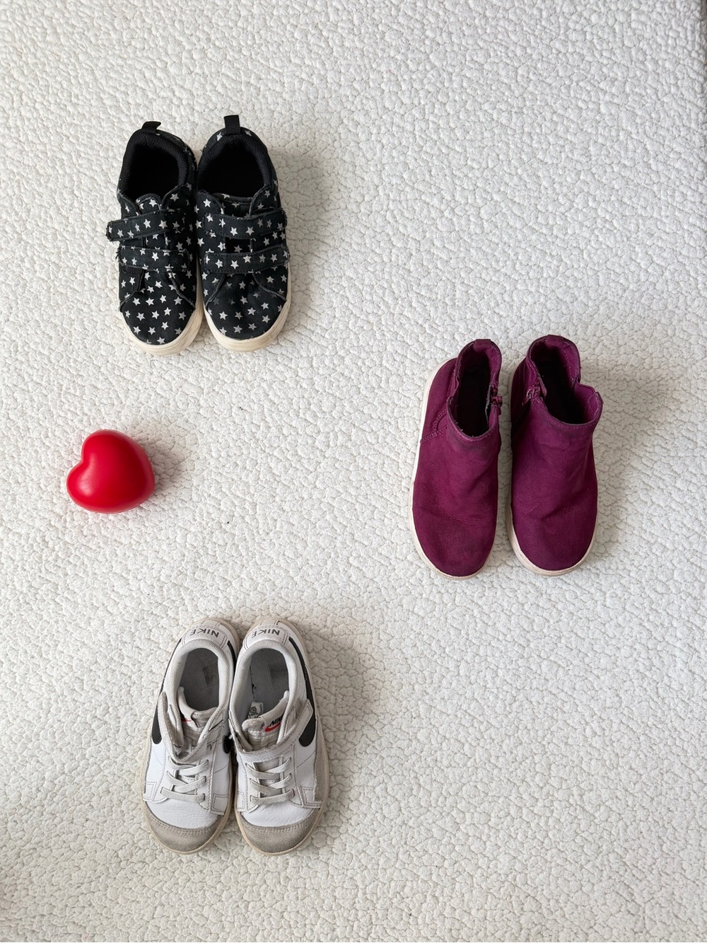 Nike White and Black Kids Sneakers with Star-Print Velcro